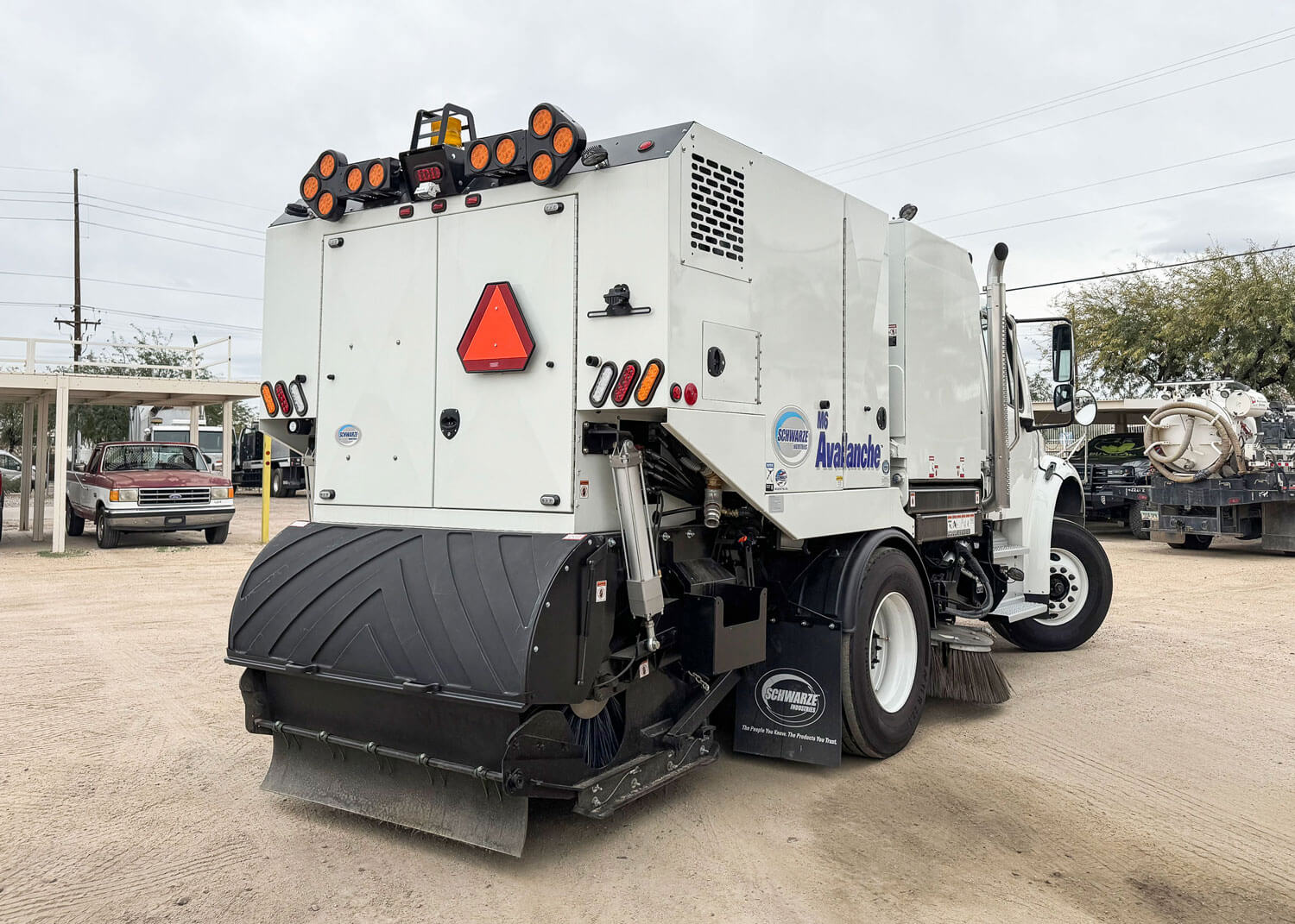 2025 Freightliner M2 Schwarze M6 Avalanche street sweeper for sale