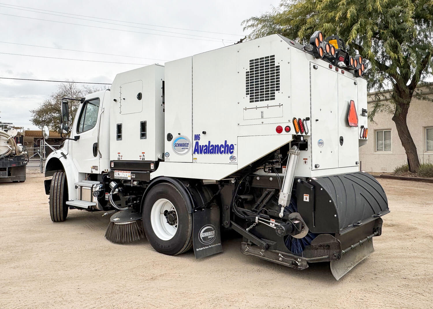 2025 Freightliner M2 Schwarze M6 Avalanche street sweeper for sale